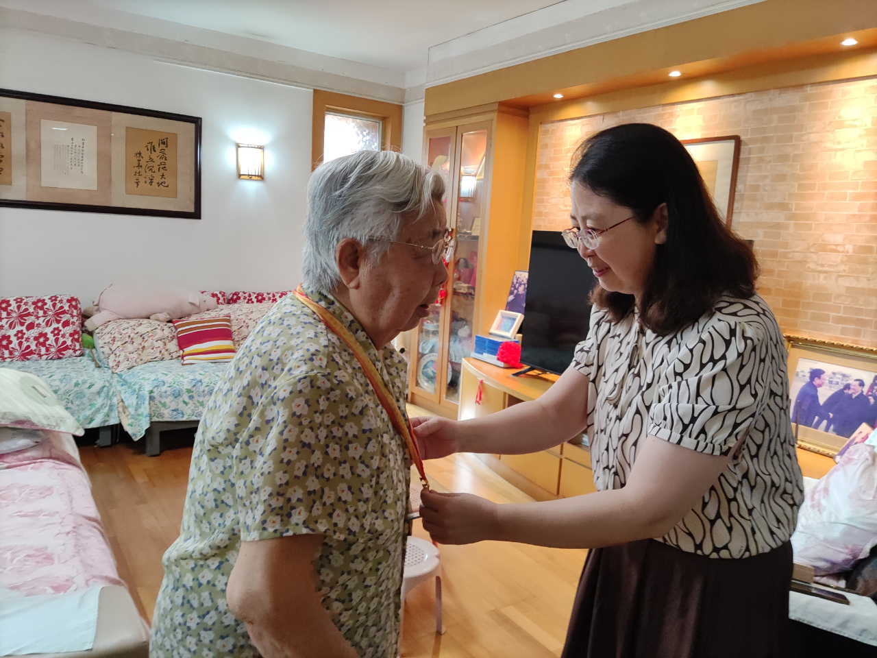 火博体育
领导看望慰问抗战老战士并颁发纪念章