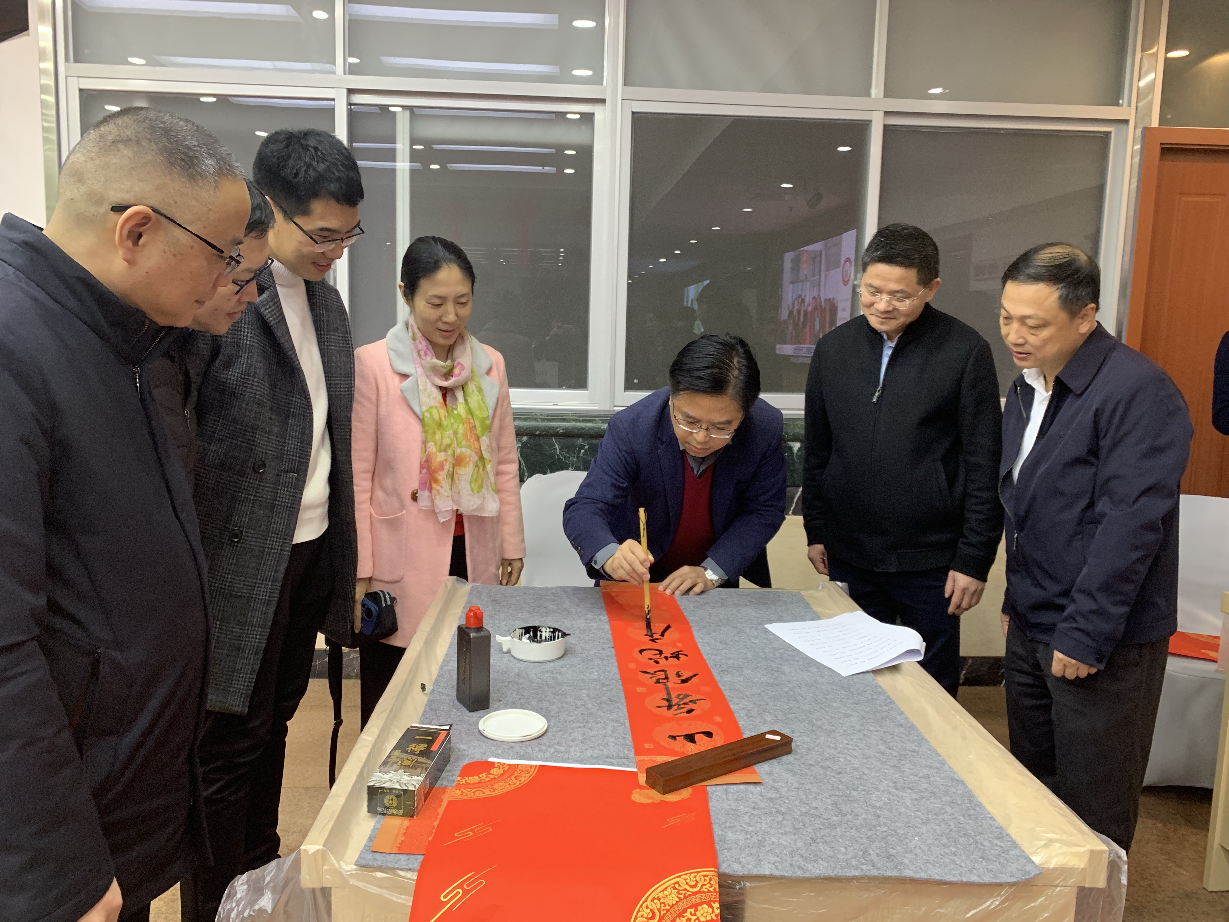 火博体育
举办“我们的节日·春节”写春联送福字活动